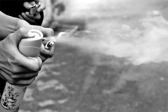 用打火機試著點燃?xì)⑾x氣霧劑噴出的氣霧