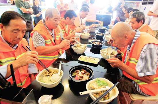 8月18日中午，鄭州市商城路一家飯店邀請(qǐng)33位一線環(huán)衛(wèi)工免費(fèi)吃頓飯