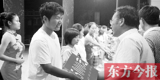 8月25日，河南電視臺8號演播廳，寒門學(xué)子每人拿到了5000元助學(xué)金