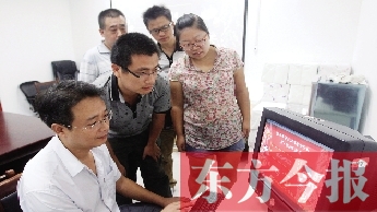 圖為東方今報(bào)讀者代表在抽取三等獎(jiǎng)訂戶 圖為東方今報(bào)讀者代表在抽取三等獎(jiǎng)訂戶