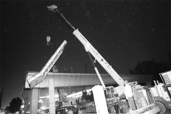 昨日凌晨，鄭州市動(dòng)物園天橋徹底拆除