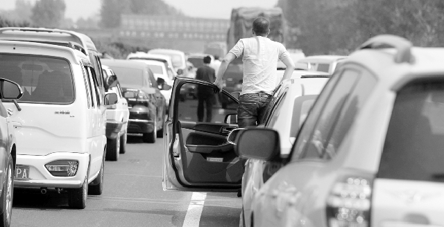 10月7日下午，寧洛高速漯河至商水段，因車禍發(fā)生擁堵