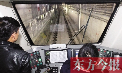 為了地鐵一號線在年底按期投入試運(yùn)營，大家正在緊張調(diào)試