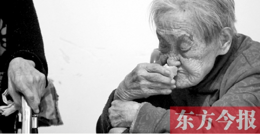 在鄭州惠濟區(qū)紅樹林老年療養(yǎng)院內(nèi)，一位老人在吃蛋糕