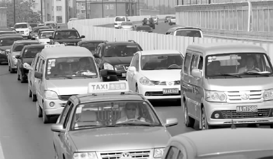 上午11點(diǎn)，鄭州市京廣快速路由北向南的路段已經(jīng)開(kāi)始擁堵，要是早晚高峰，更是堵得走不成