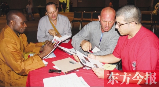 研討會(huì)現(xiàn)場(chǎng)，少林洋弟子熱議東方今報(bào)報(bào)道《大爭(zhēng)之寺》