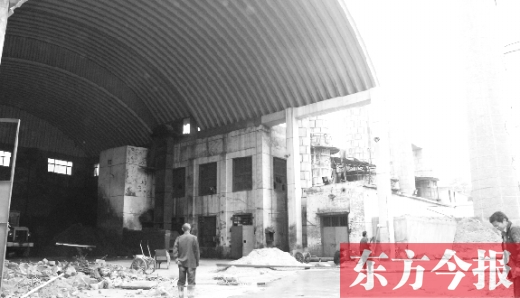 黃委會燃煤鍋爐房里幾臺機器正“整裝待發(fā)”，大煙囪拆除難