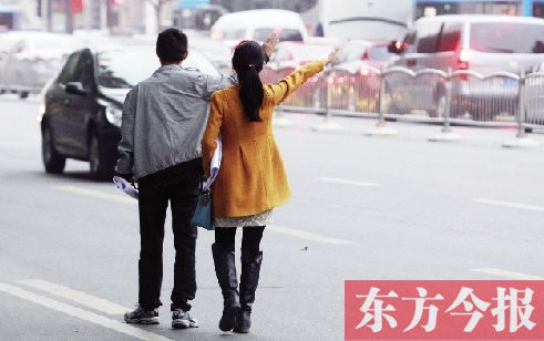 昨日下午5時(shí)30分，鄭州市花園路口公交站，一對(duì)青年正焦急等車