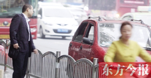 昨日下午5點40分，一男子久久未等到出租車，一輛“黑三輪”車主便和他搭訕