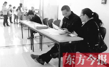 　　10月16日，鄭州市社保中心辦事大廳，新增的桌椅方便了前來辦理手續(xù)的市民