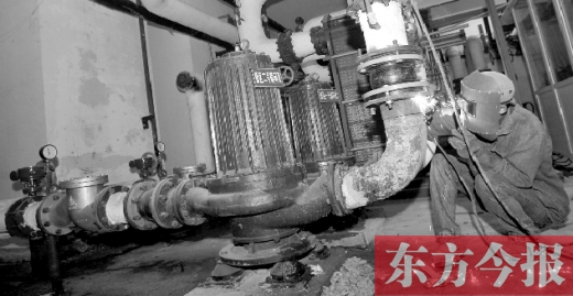 工人師傅正在對小區(qū)的熱力工作站進(jìn)行檢修 工人師傅正在對小區(qū)的熱力工作站進(jìn)行檢修