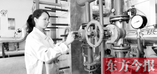 在熱力交換站工作的工人全面檢查設(shè)備準備按時向用戶供暖 在熱力交換站工作的工人全面檢查設(shè)備準備按時向用戶供暖