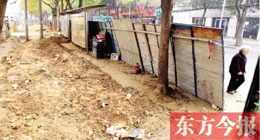 鄭州市紅專路與政七街交叉口，一工地“圍而不動”，步行者只好擇路而行