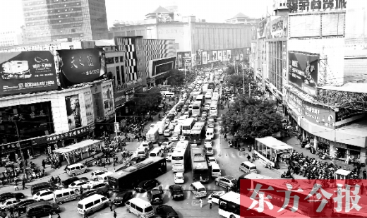 在這兒“淘金”真心不易 鄭州火車站批發(fā)市場(chǎng)動(dòng)員外遷 在這兒“淘金”真心不易 鄭州火車站批發(fā)市場(chǎng)動(dòng)員外遷