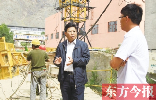 新鄉(xiāng)市援疆前方指揮部指揮長、伊吾縣委副書記鄭援越（中）深入一線調(diào)研