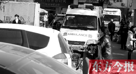 馬路上的機(jī)動(dòng)車越來(lái)越多，臨著大路鄭州市第一人民醫(yī)院門口，出急診的救護(hù)車常常遭遇堵車