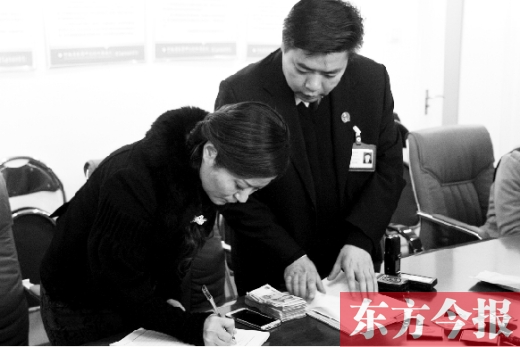 強(qiáng)制執(zhí)行+曝光，讓楊女士（左）拿到補(bǔ)償金