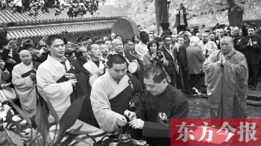 詠春“內(nèi)訌”風波中的關(guān)鍵人物張卓慶(前排下跪者)和少林方丈釋永信參加了揭碑儀式 圖片來自南方都市報