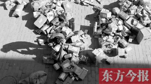 “雙十一”后，快遞員忙著送包裹，連水也不敢喝