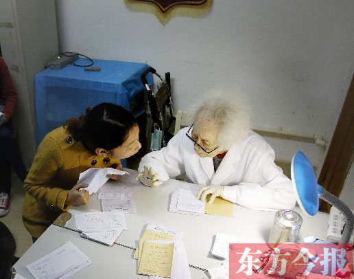 昨日，97歲的“醫(yī)生奶奶”胡佩蘭在給患者看病
