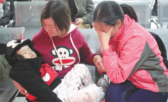 昨日，9時35分，堅守在手術(shù)室外的嘟嘟在媽媽懷里睡著了，因被眼前的真情觸動，今報記者趙丹流下了眼淚