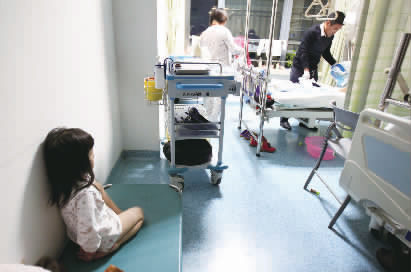 嘟嘟一早就醒了，小小的身體靠在墻邊看著爸爸進(jìn)行手術(shù)前準(zhǔn)備