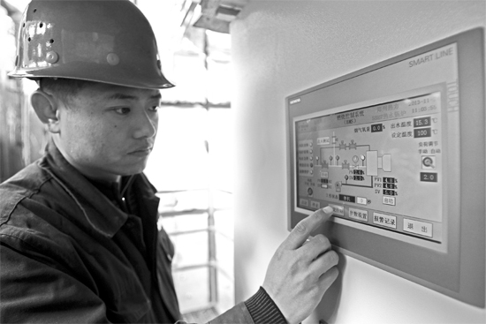 宗希明在“政七街煤改氣項目” 工程工地。高科技完全取代了老式燃煤鍋爐笨重、復(fù)雜的管理和控制