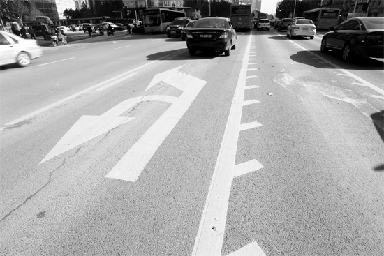 昨日，鄭州市金水路未來路口的“魚刺”車道，好多司機不知道咋走