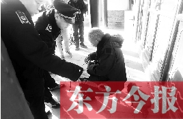 昨日，鄭州市管城區(qū)執(zhí)法局對轄區(qū)一只狗狗檢查是否辦過證 東方今報首席記者 劉棟杰 攝