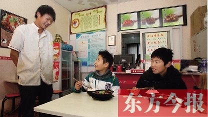 11月30日，鄭州市81中的兩位學(xué)生用勞動(dòng)為自己掙了一頓中午飯，心里很高興