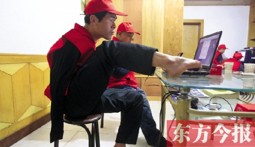 12月2日，一名“豫殘聯(lián)盟”志愿者正通過網(wǎng)絡(luò)、微博等聯(lián)絡(luò)著各地殘疾人朋友 東方今報(bào)首席記者 張曉冬