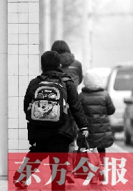 一名學(xué)生背著書包走出校門準(zhǔn)備回家。教育部發(fā)布規(guī)定，其中明確規(guī)定教師收禮、有償補(bǔ)課等行為將受到相應(yīng)處分