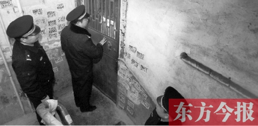 12月3日，鄭州市隴海路。執(zhí)法人員欲進(jìn)入一戶未辦狗證的居民家中，強(qiáng)行將狗帶走