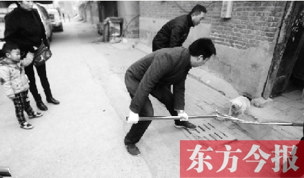 12月3日，鄭州市隴海路。執(zhí)法人員對一只“辦了證卻不系繩”的狗進(jìn)行捕捉