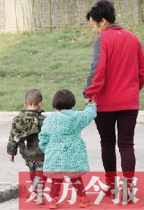 男孩兒姓“鄭”，女孩兒姓“周”（取“州”諧音），即“鄭州”之意，這一取名法得到了認(rèn)可