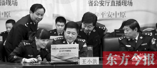 省公安廳廳長(zhǎng)王小洪（中）和微博網(wǎng)友在進(jìn)行交談，發(fā)現(xiàn)問(wèn)題現(xiàn)場(chǎng)馬上解決