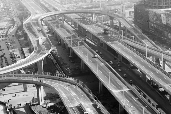 昨日，已經(jīng)開(kāi)始施劃交通標(biāo)線(xiàn)的鄭州市三環(huán)快速路北環(huán)高架橋部分