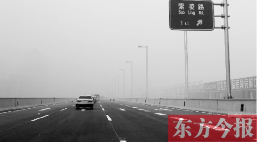 昨天上午，東方今報(bào)記者跟隨鄭州市交巡警部門(mén)，提前探路已具備通車(chē)條件的鄭州市三環(huán)快速路