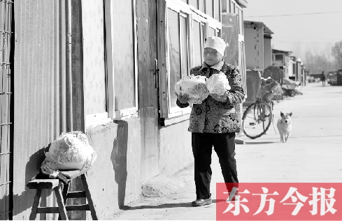 在京水村的臨時過渡區(qū)內(nèi)，62歲的村民白小英對未來的生活充滿期待