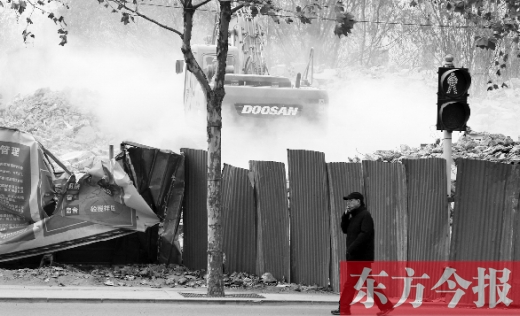 昨日，鄭州市未來路與緯四路交叉口一工地施工不除塵，加重了空氣污染