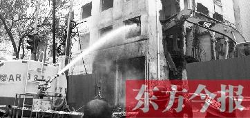 昨天早上8點半，鄭州市農(nóng)業(yè)路一拆遷工地，用兩臺噴水車噴水除塵，有效地阻止了施工揚塵