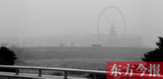 我看！我再看！我都看不見(jiàn)世紀(jì)歡樂(lè)園的巨大摩天輪了，送孩子上學(xué)的路，真快看不清了