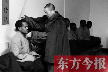 少林功夫講究禪武合一，坐禪當(dāng)然少不了,別看就是坐坐，姿勢(shì)都要師傅教