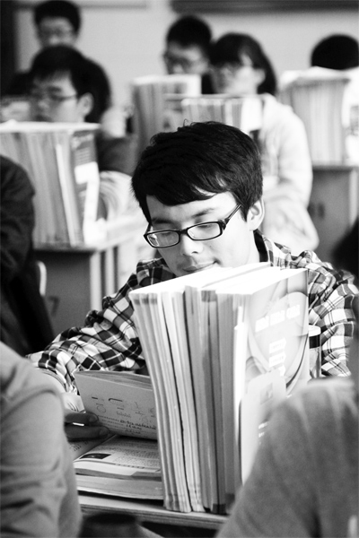 一所學(xué)校的高三學(xué)生正在加班加點(diǎn)復(fù)習(xí)，不少同學(xué)都開始為自主招生報(bào)名忙活了