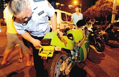 交警在CBD查處飆車