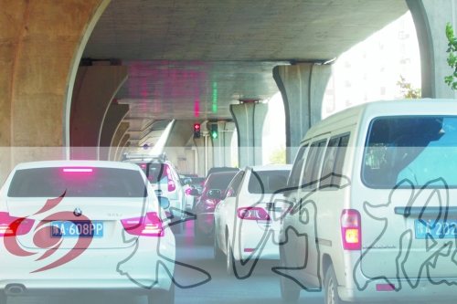 交警在東風(fēng)路從北向南上橋口處擺上反光錐，間歇放行