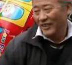 采訪我先買(mǎi)個(gè)氣球吧！大爺霸氣回答