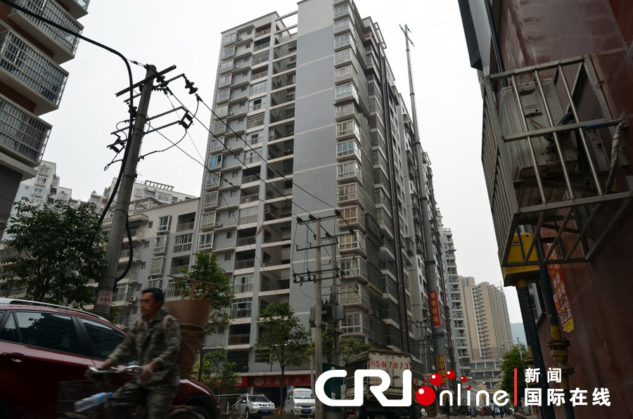 2013年4月2日，四川達城，電線桿足足有19層樓高，而且離小區(qū)住戶的房屋很近。圖片來源:張驥/CF