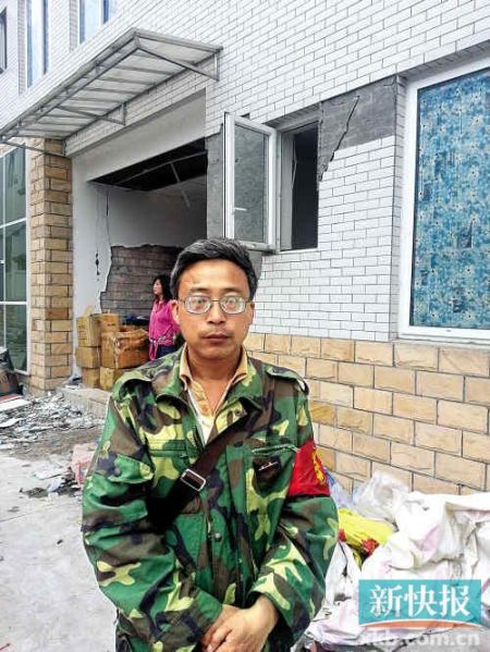 被免副鄉(xiāng)長(zhǎng)楊成毅成災(zāi)區(qū)首位免職干部，接受新快報(bào)記者采訪時(shí)稱(chēng)：“服從組織決定，大難當(dāng)前官位不要緊”