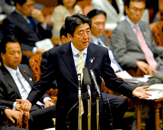 23日，安倍在參議院預算委員會發(fā)表講話。